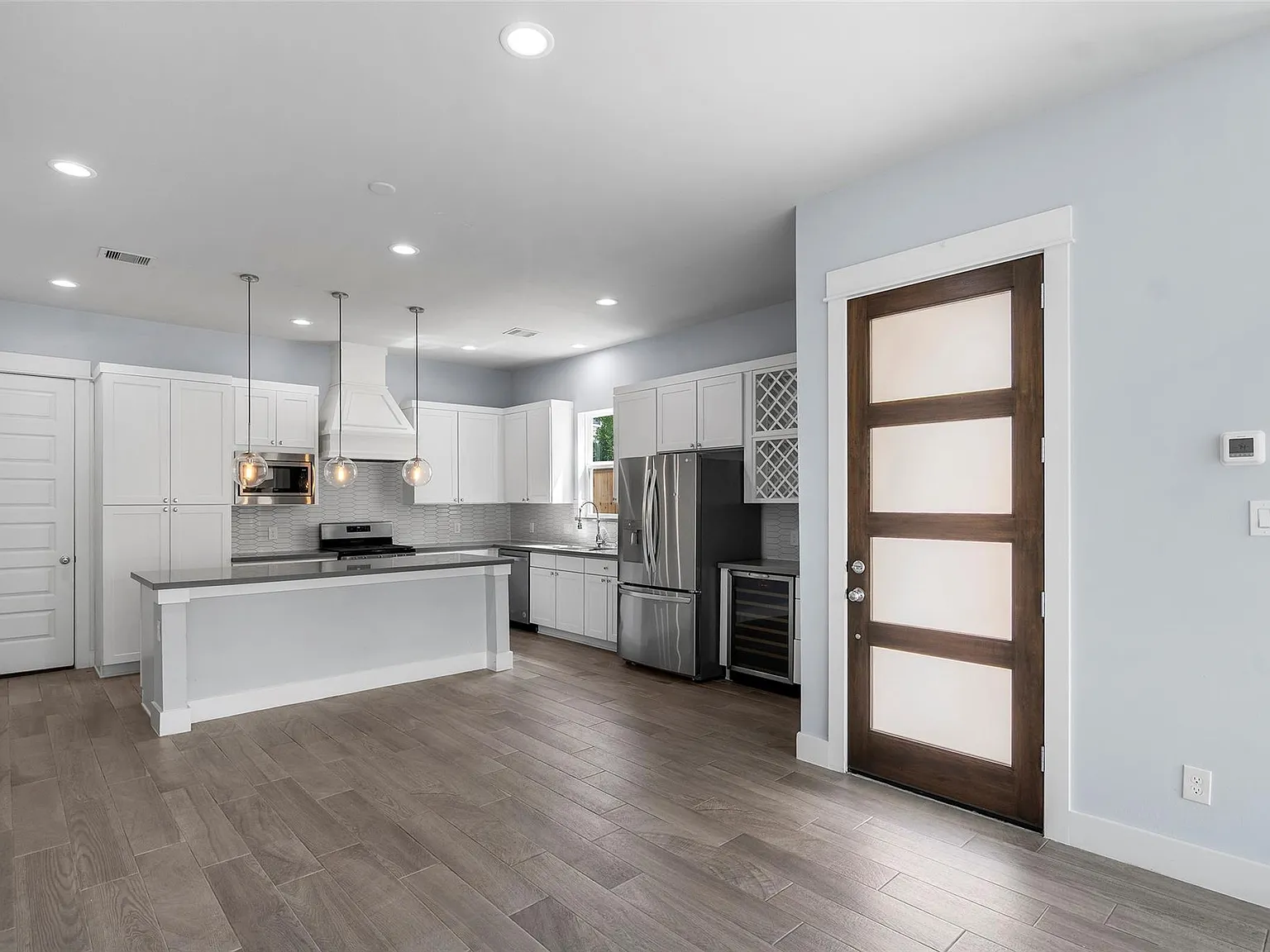 3 bed, 2.5 bath, 2050 sqft, $3,000 — Photo 3