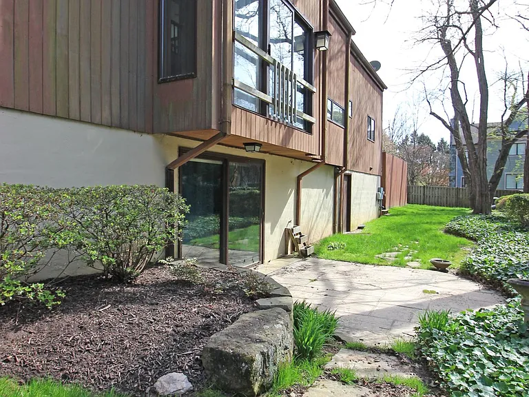 6872 Melrose Dr — Photo 48