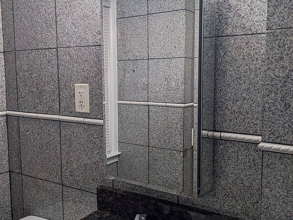 4th image of 35 Park Avenue Ct APT 2