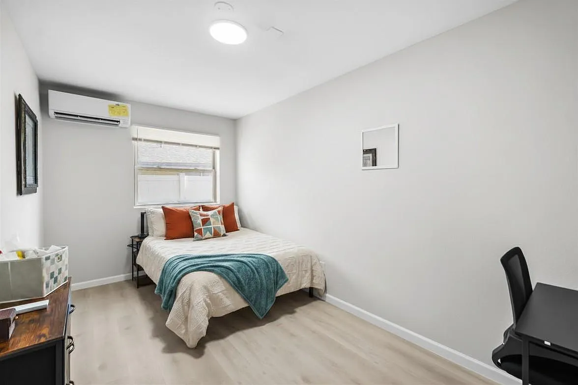 4 bed, 4.0 bath, 1834 sqft, $750 — Photo 3