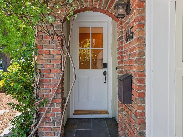 845 Windsor Dr — Photo 3