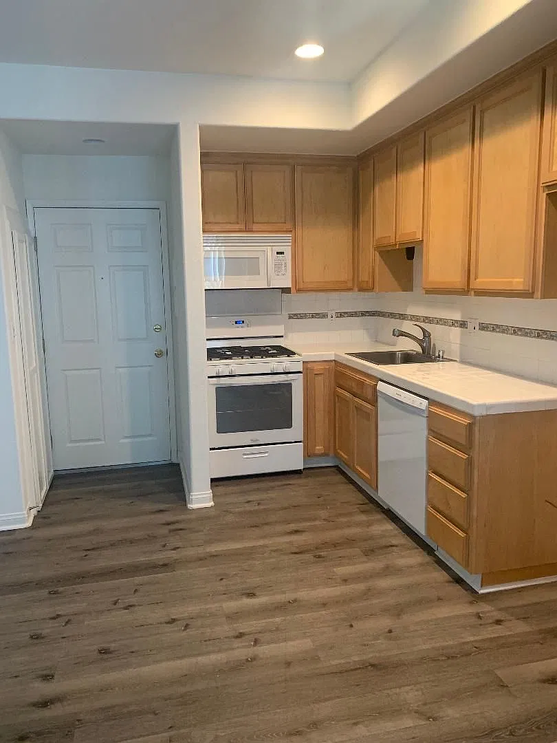 Burbank Apts 104 — Photo 3