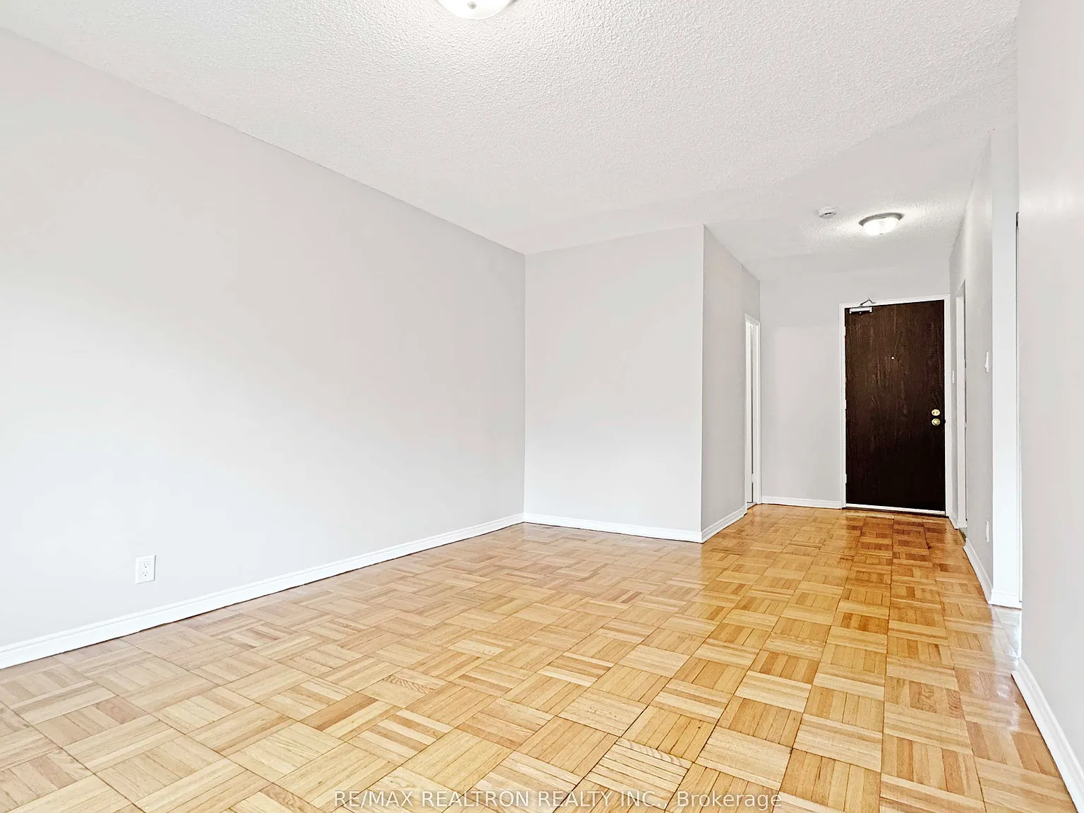 990 Avenue Rd — Photo 3