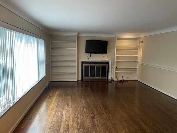 3rd image of 840 Van Dyke Ave