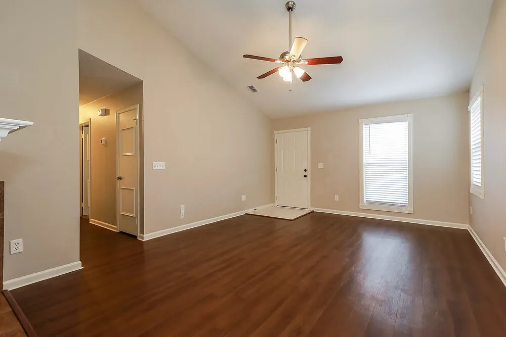 3 bed, 2.0 bath, 1212 sqft, $2,100 — Photo 3