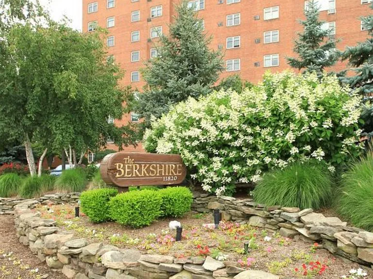 11820 Edgewater Dr #423 — Photo 9
