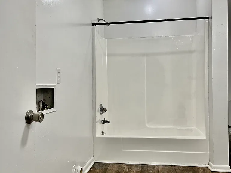 Bathroom, Washer & Dryer Hook-ups
