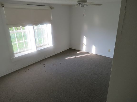 4th image of 121 Hill St