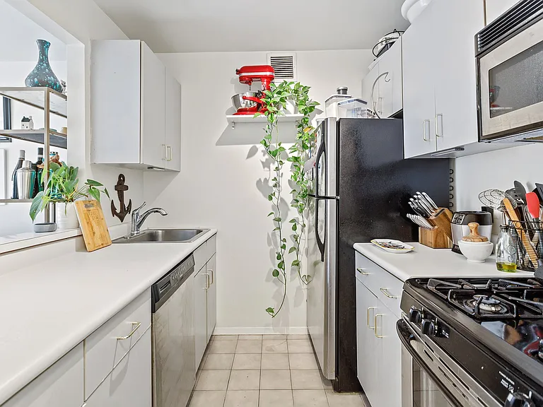 445 W 19th St #5E — Photo 7