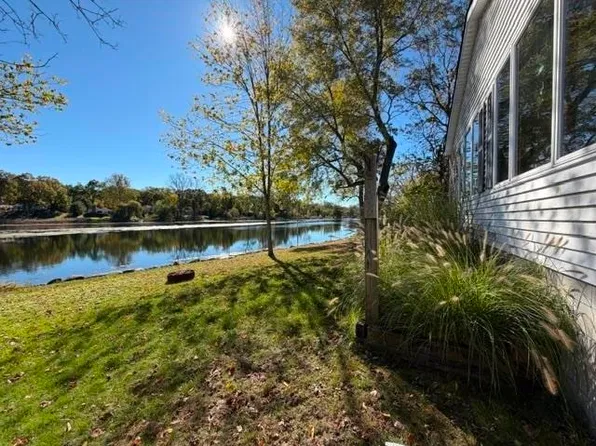 8913 Riverside Dr, Brighton, MI 48116