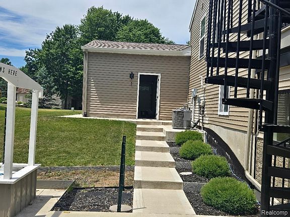 5th image of 10856 Skylane Ct