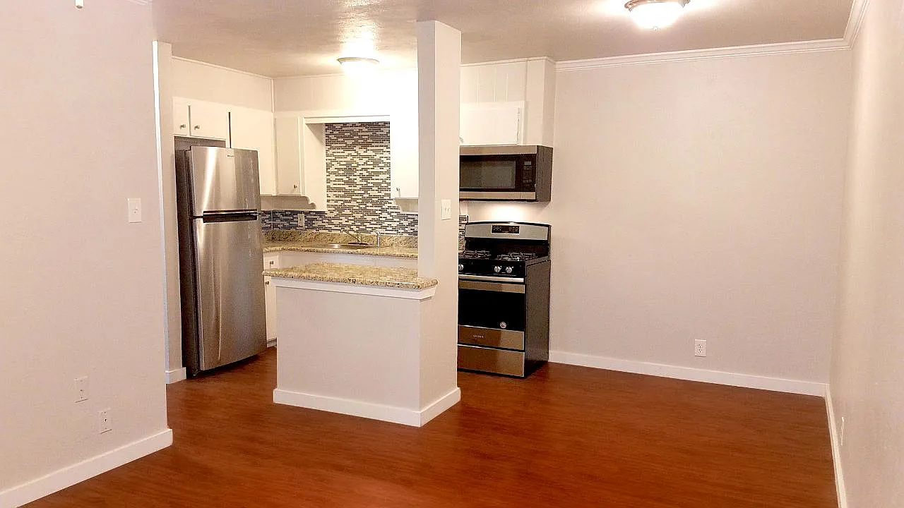 2505 Louise St — Photo 1