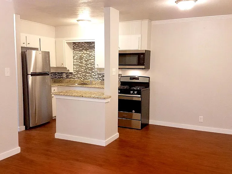 2505 Louise St — Photo 1