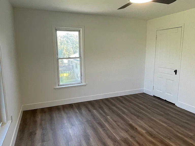 240 Robinson St — Photo 9