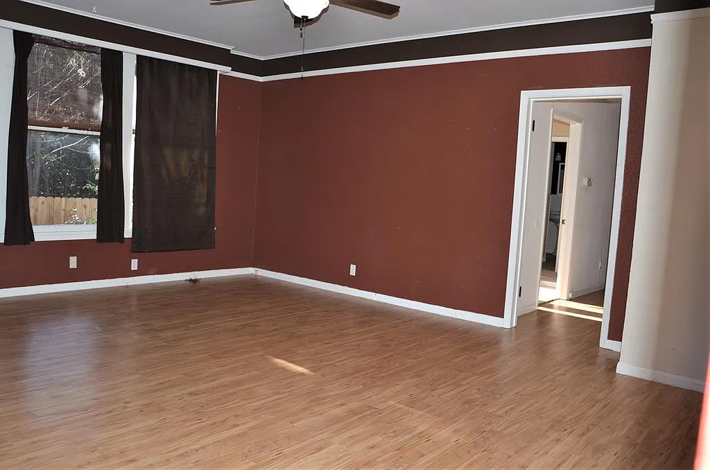 3 bed, 2.0 bath, 1390 sqft, $2,000 — Photo 2