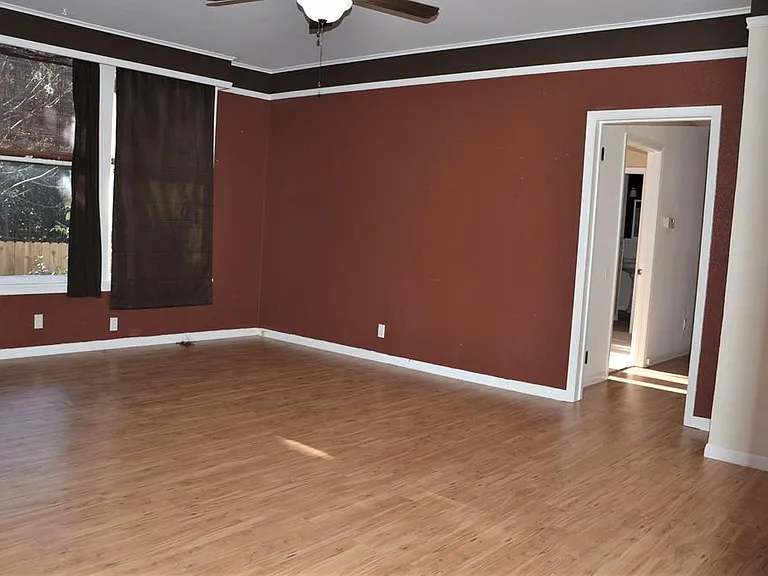 511 Spike Dr — Photo 2