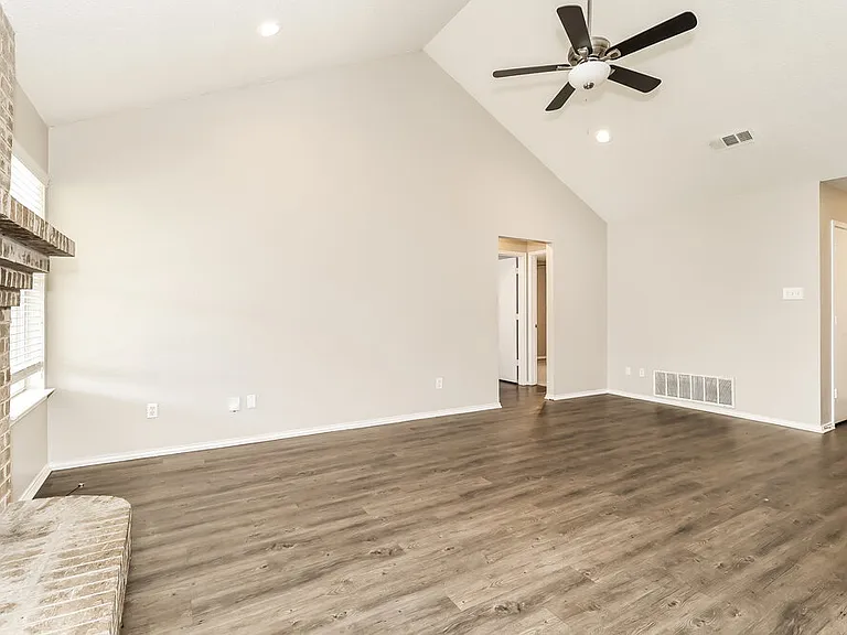 900 Vicksburg Ln — Photo 4