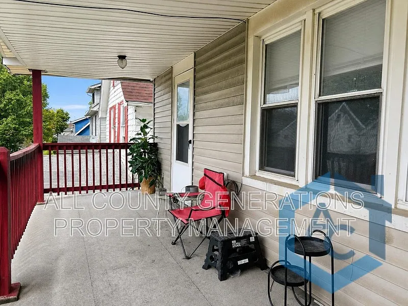 2 bed, 1.0 bath, $950 — Photo 2