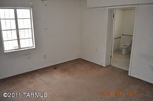 5th image of 2250 N Flores Dr