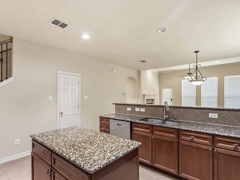807 Clear Water Dr — Photo 6