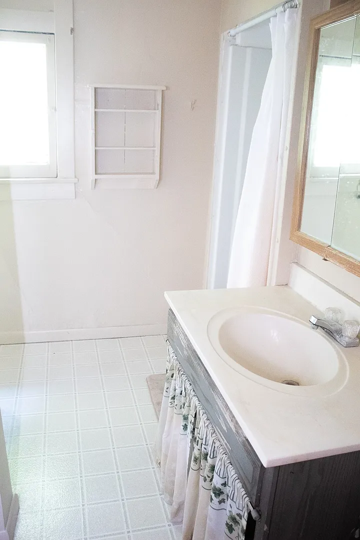 4 Bed, 1 Bath On Campus — Photo 3