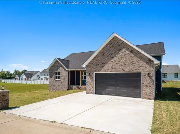 4 Armor Ln, Ona, WV 25545