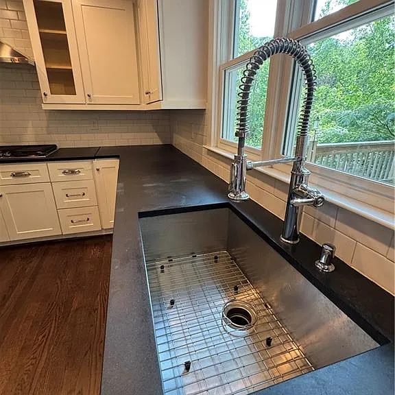 903 Woodlawn Dr NE — Photo 9