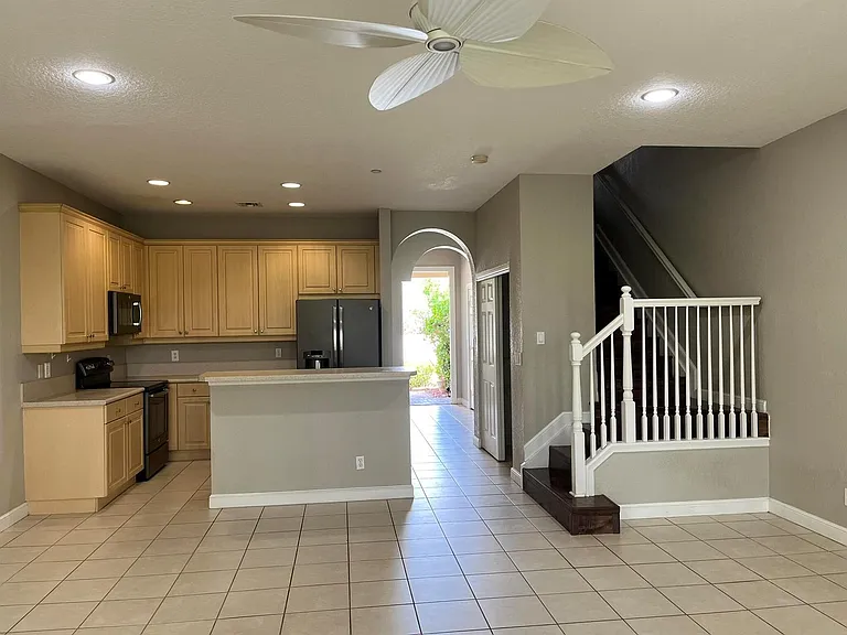 404 SE Bloxham Way — Photo 2
