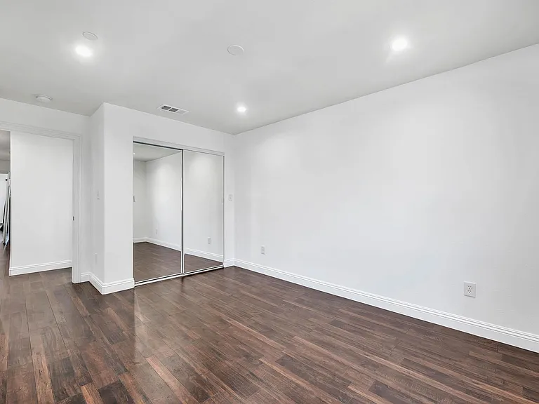 2882 W 14th St — Photo 24