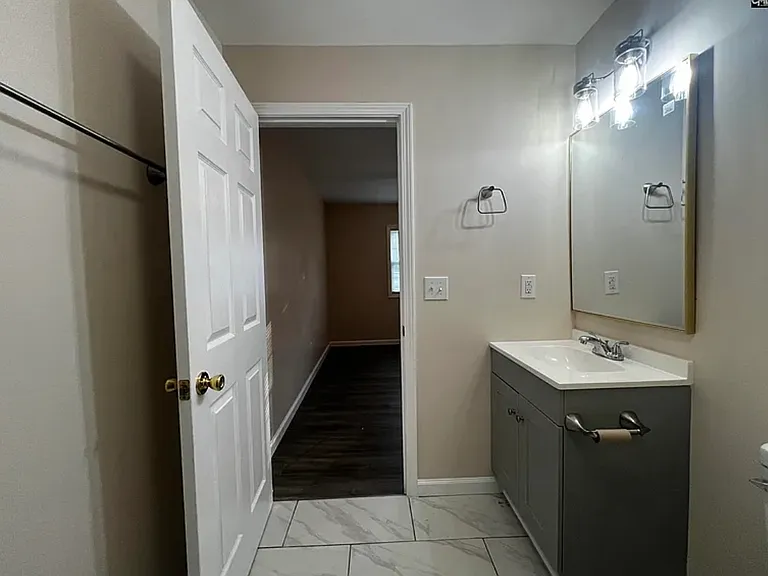 832 Newman St — Photo 16
