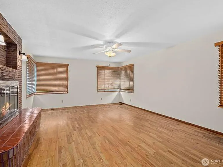 501 N Oak St — Photo 17