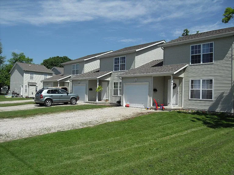 101 E Dodge St — Photo 3
