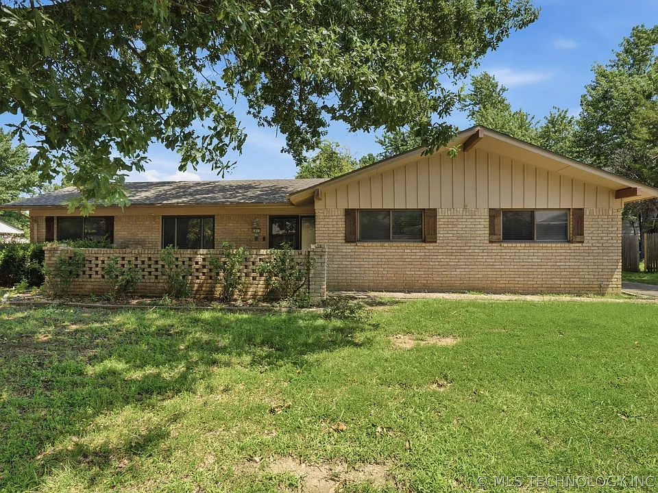 5811 E 61st Pl