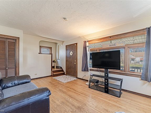 5th image of 26470 Shoreview Ave