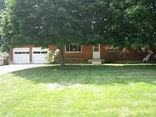 1013 Taywood Rd photo 1