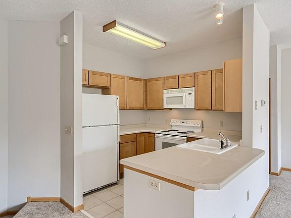 3rd image of 577 Woodduck Dr #577L