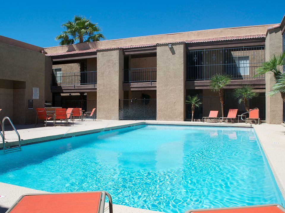 You can enjoy your meal right by the pool with this wonderfu