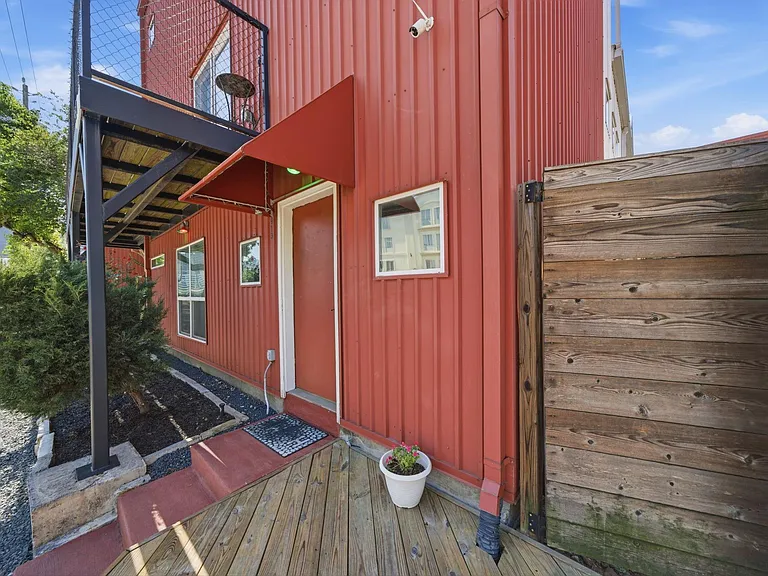 913 Saulnier St — Photo 21
