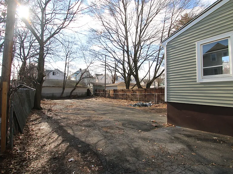 168 Chatham — Photo 21