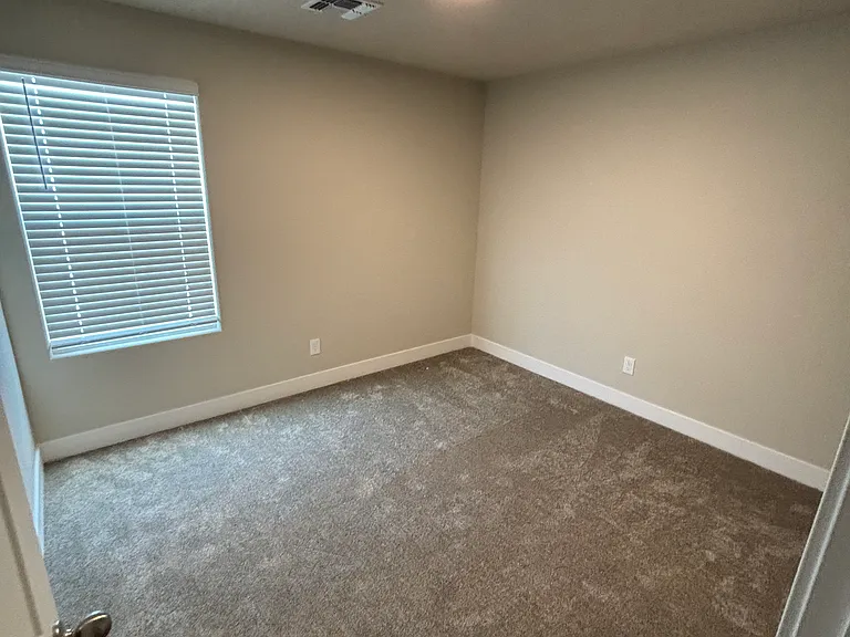 3644 Queen Ct NE — Photo 4