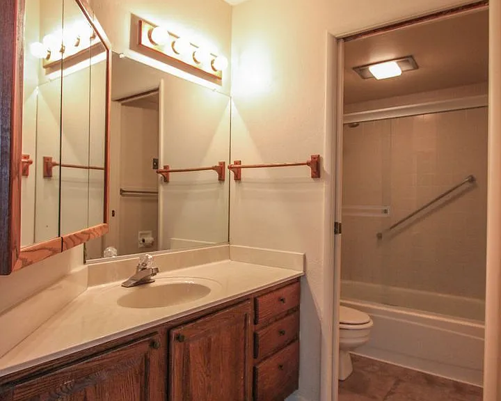 333 W Leroux St #H2 — Photo 5