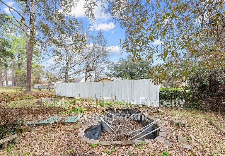 137 Amber St — Photo 36