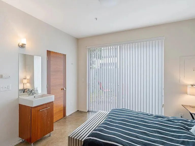 21 NE Wygant St — Photo 11