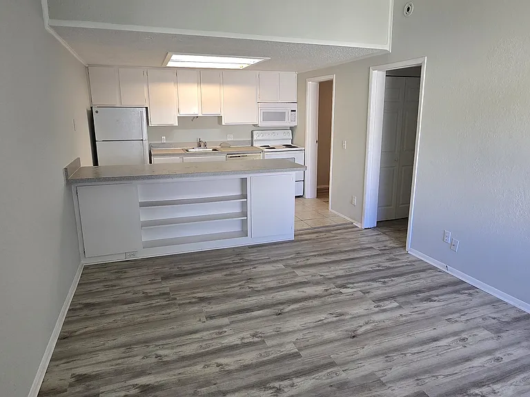 462 7th Pl — Photo 3