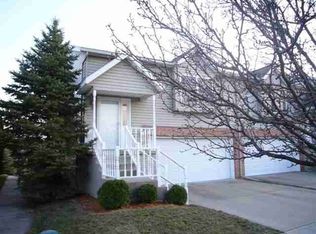 10 Parkshores Dr, Bloomington, IL 61701