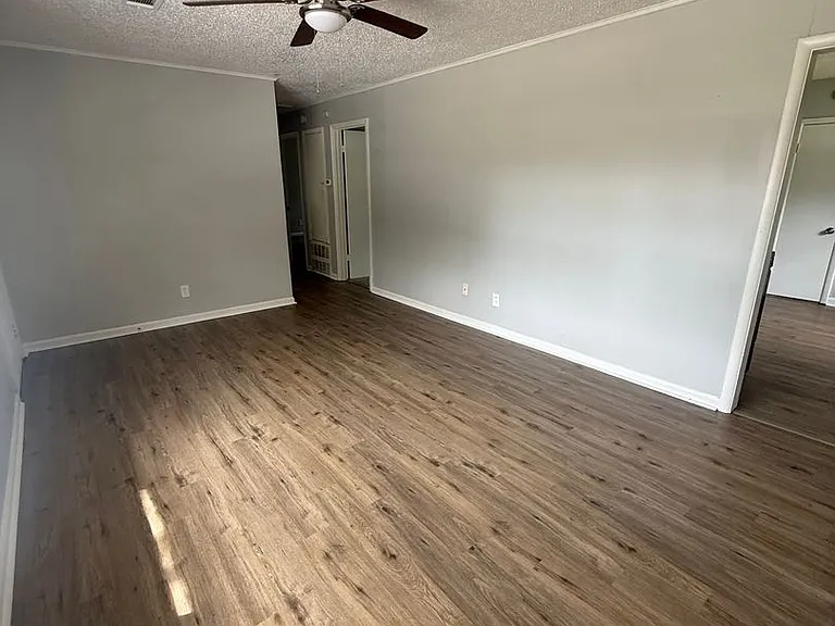 9110 Woodford Dr — Photo 4