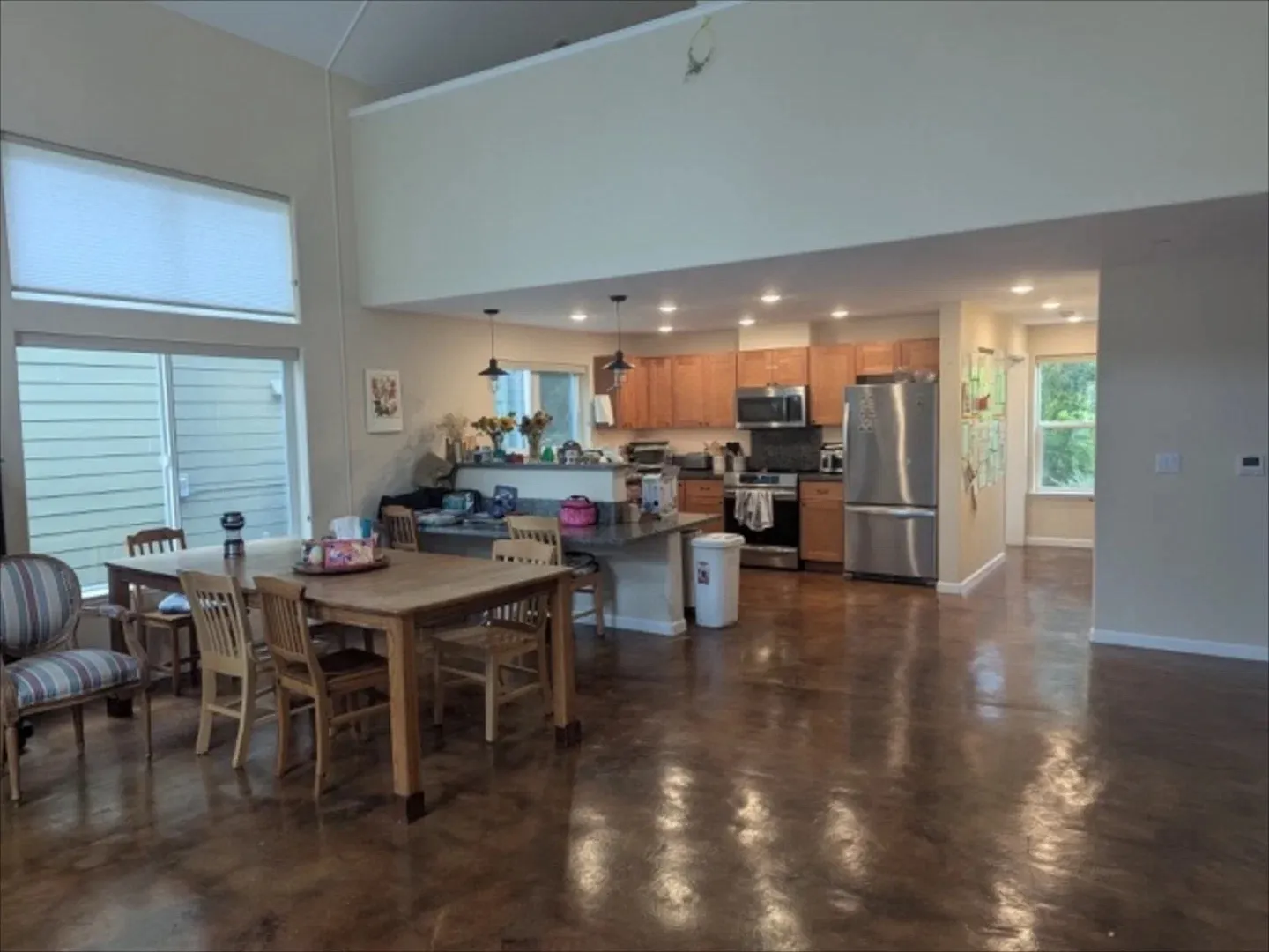 5 bed, 2500 sqft, $1,400 — Photo 3