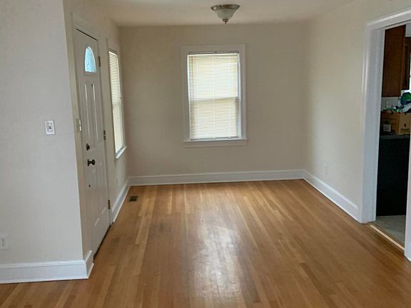 3rd image of 914 Westview Cir