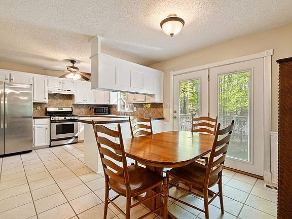 5th image of 9 Honey Locust Ct