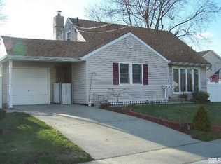 290 Philadelphia Ave, Massapequa Park, NY 11762